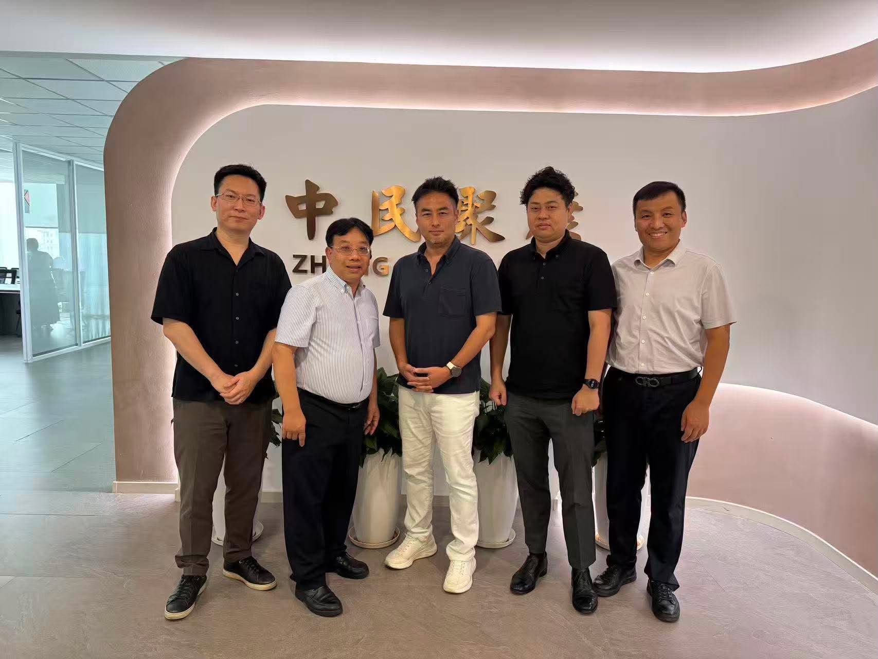 在中方合作伙伴企业的商谈成员合影