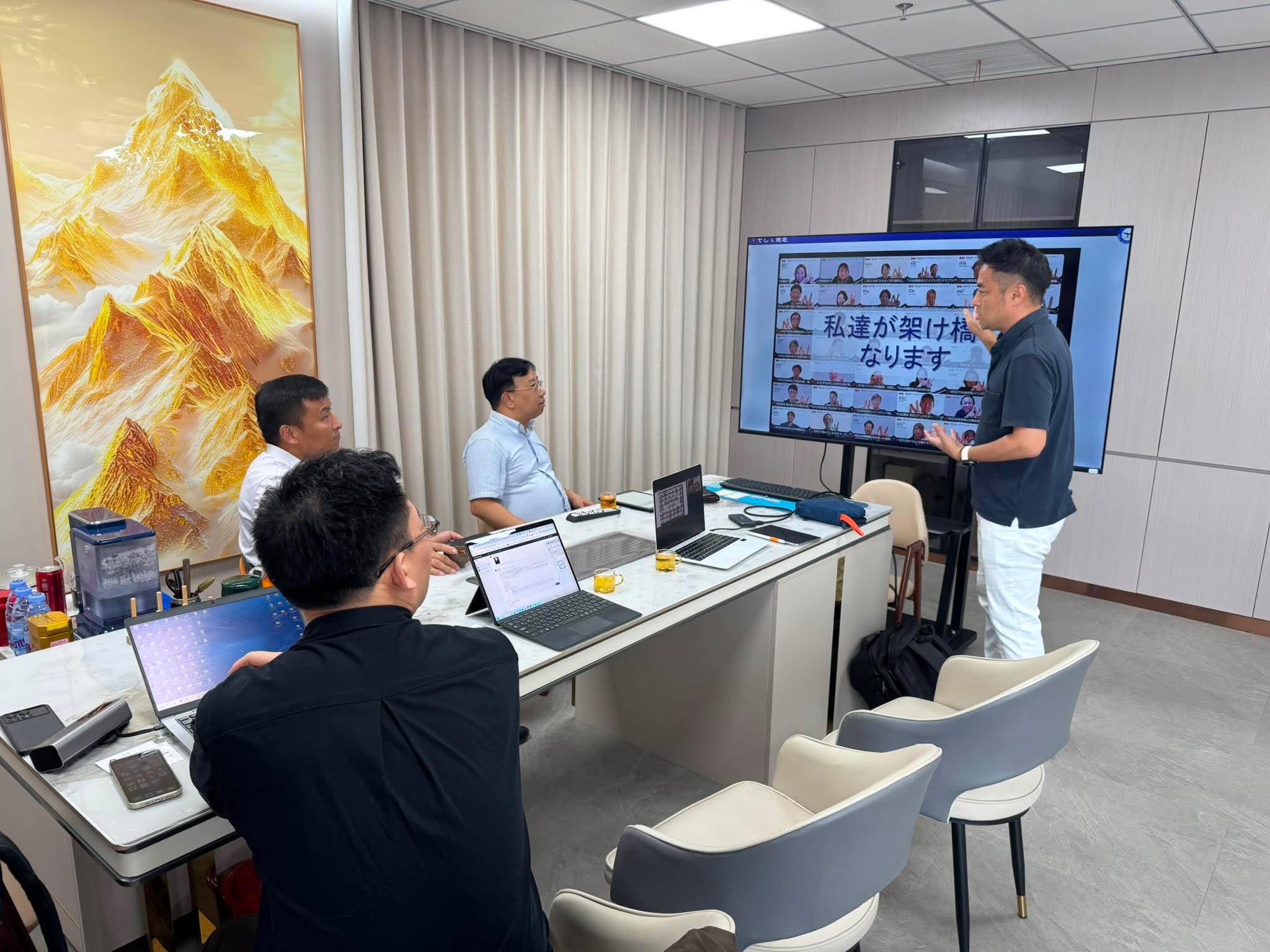 以「我们愿成为架起两地的桥梁」为题的演示现场